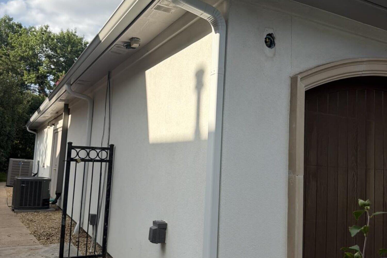Home in Salem, Oregon with newly serviced gutters